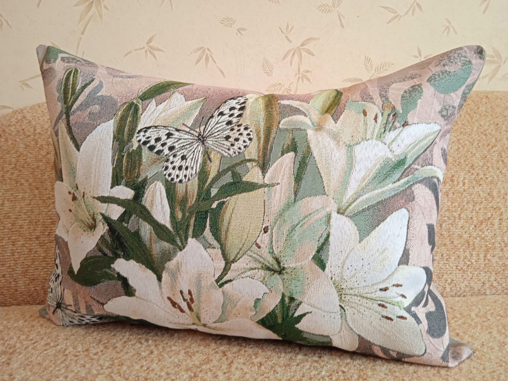 Декоративная гобеленовая наволочка для интерьерной подушки Аромат лилии 68х47