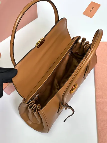 Cумку MIU MIU с двойной ручкой в коричневом цвете