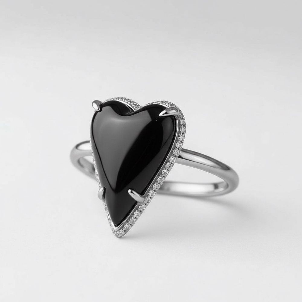 Кольцо Amor с ониксом и белыми топазами