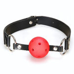 Красный кляп-шарик с отверстиями для дыхания и регулируемым ремешком (Цвет: красный с черным)