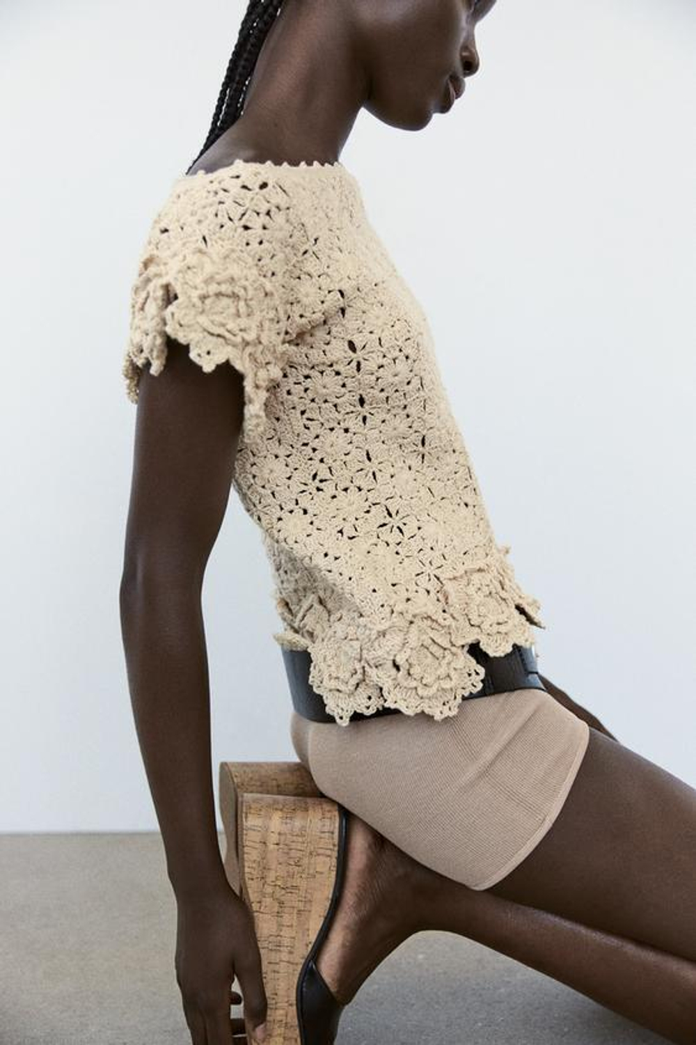 ZARA ТОП ИЗ КРУЖЕВА КРОШЕ С ЦВЕТОЧНЫМ УЗОРОМ, ЭКРЮ