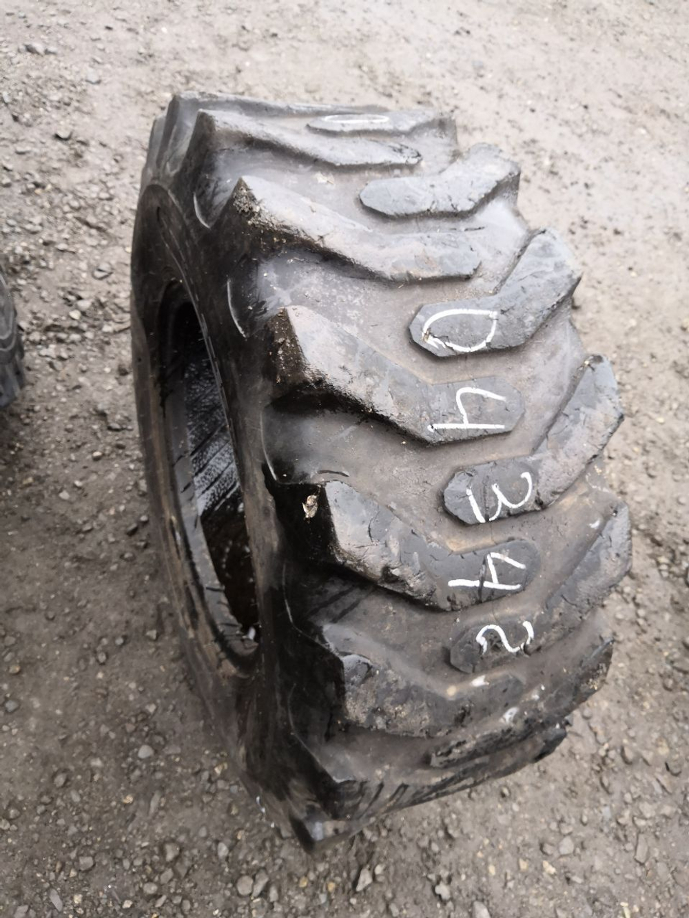 12.5/80-18 JCB SITEMASTER R-4 шина б/у