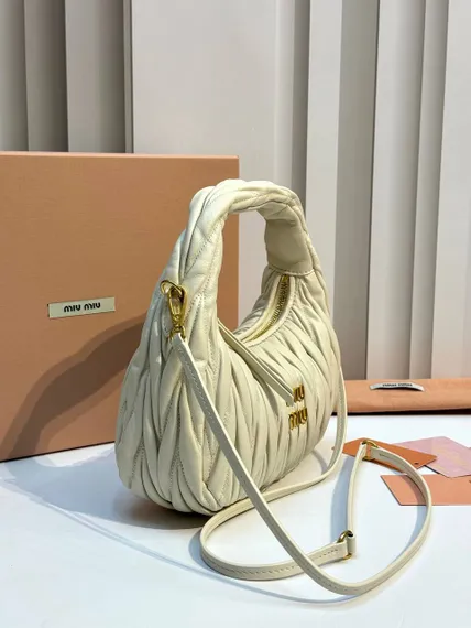 Сумка-хобо Miu Miu Wander matelassé nappa, белый