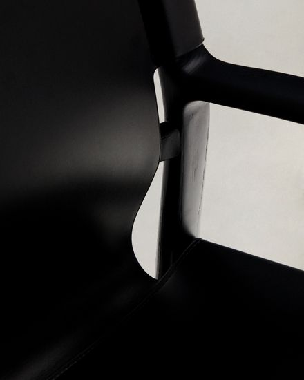 Стул Jan из переработанной кожи черного цвета и ясеня в черном цвете