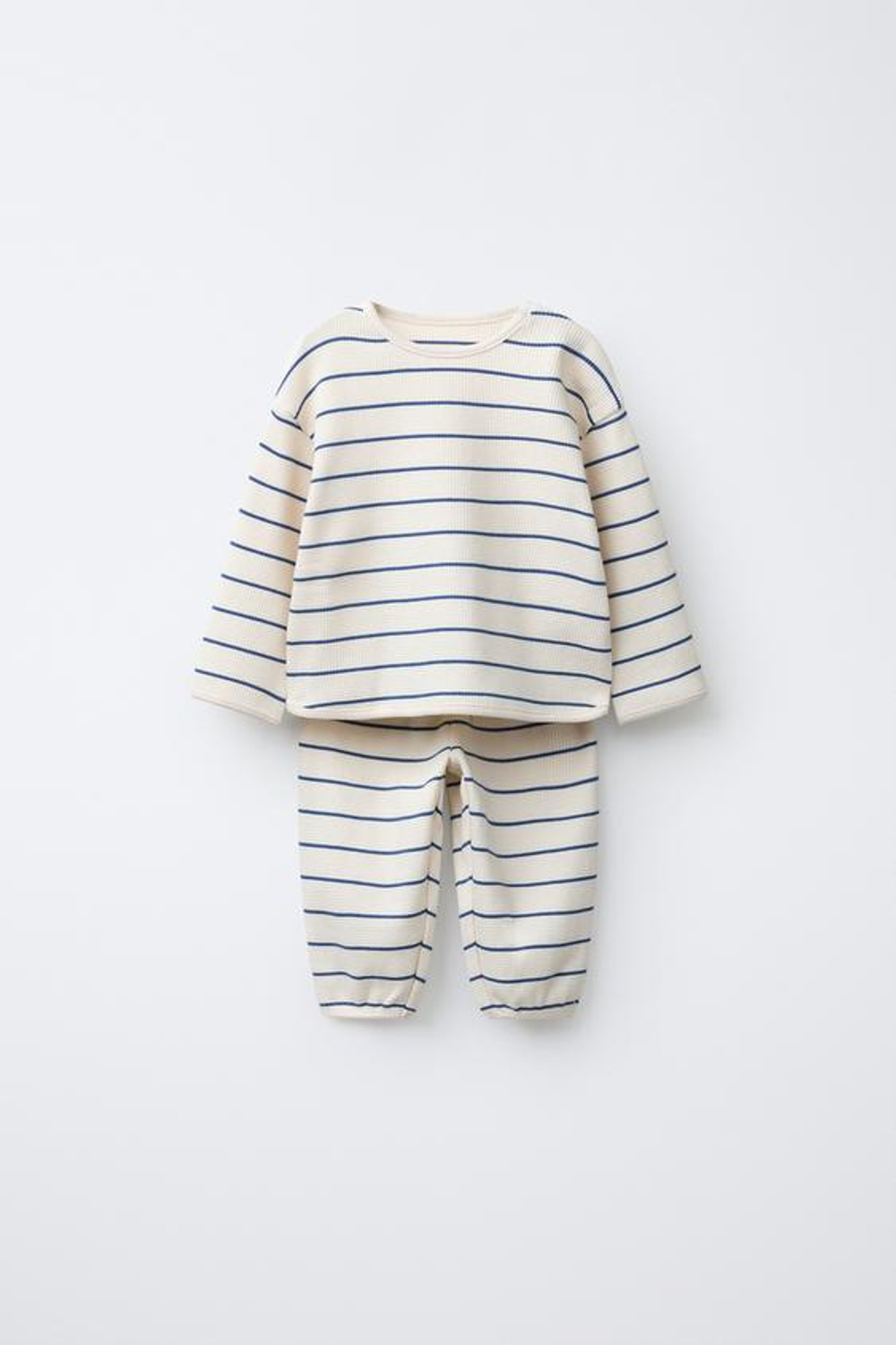 ZARA КОМПЛЕКТ ИЗ ФУТБОЛКИ И ВАФЕЛЬНЫХ ДЖОГГЕРОВ WAYAS, ЭКРЮ/СИНИЙ