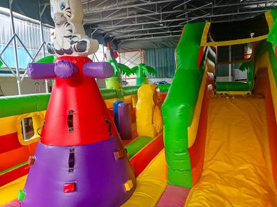 Коммерческий надувной батут "Джунгли" с горкой, 10*5*3 м