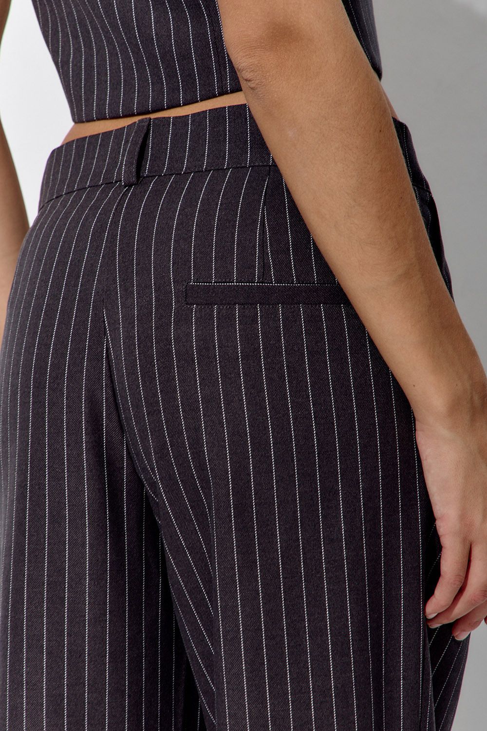 Брюки бананы в полоску темно-серого цвета