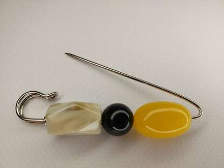 Булавка брошь "Уютные камушки" Булавка для кардигана, пальто, платков, костюмов, одежды. Цвет жёлтый белый