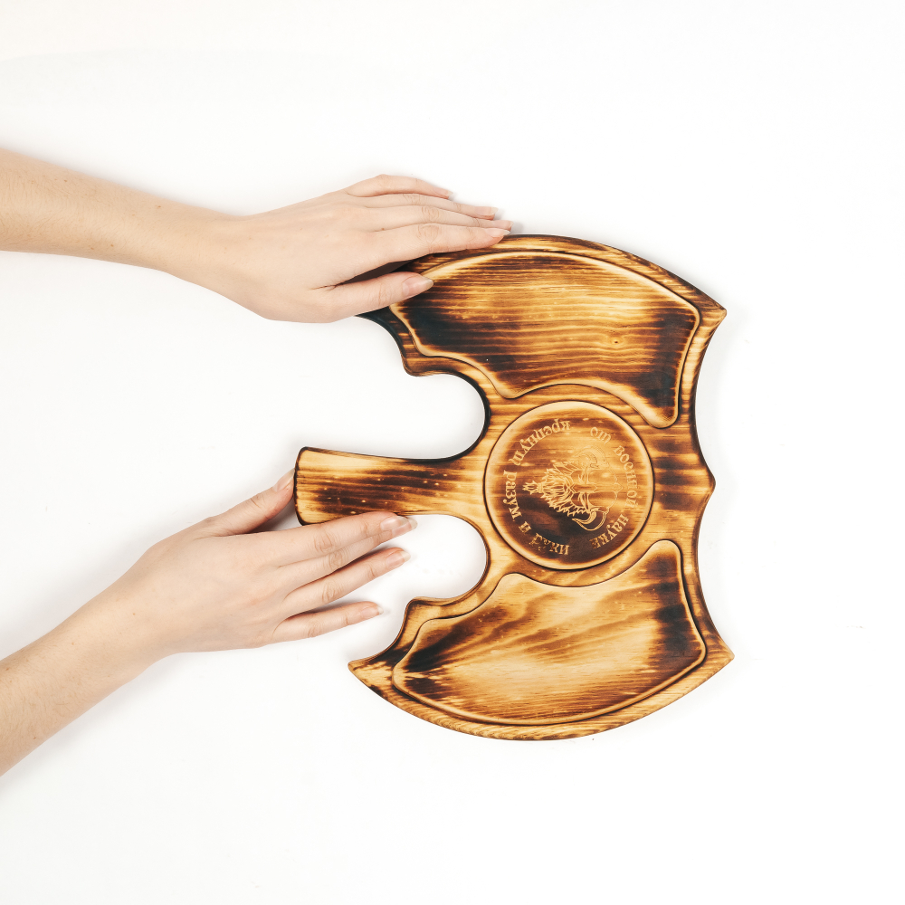 Менажница из кедра для подачи блюд и закусок с гравировкой "От военной науки крепнут разум и руки"