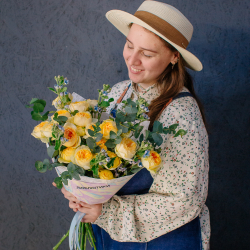 146. Солнечный букет из пионовидных роз и оксипеталума