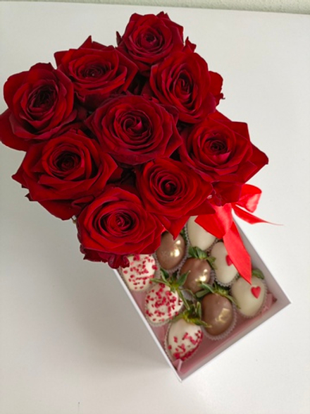 Шкатулка с розами и клубникой