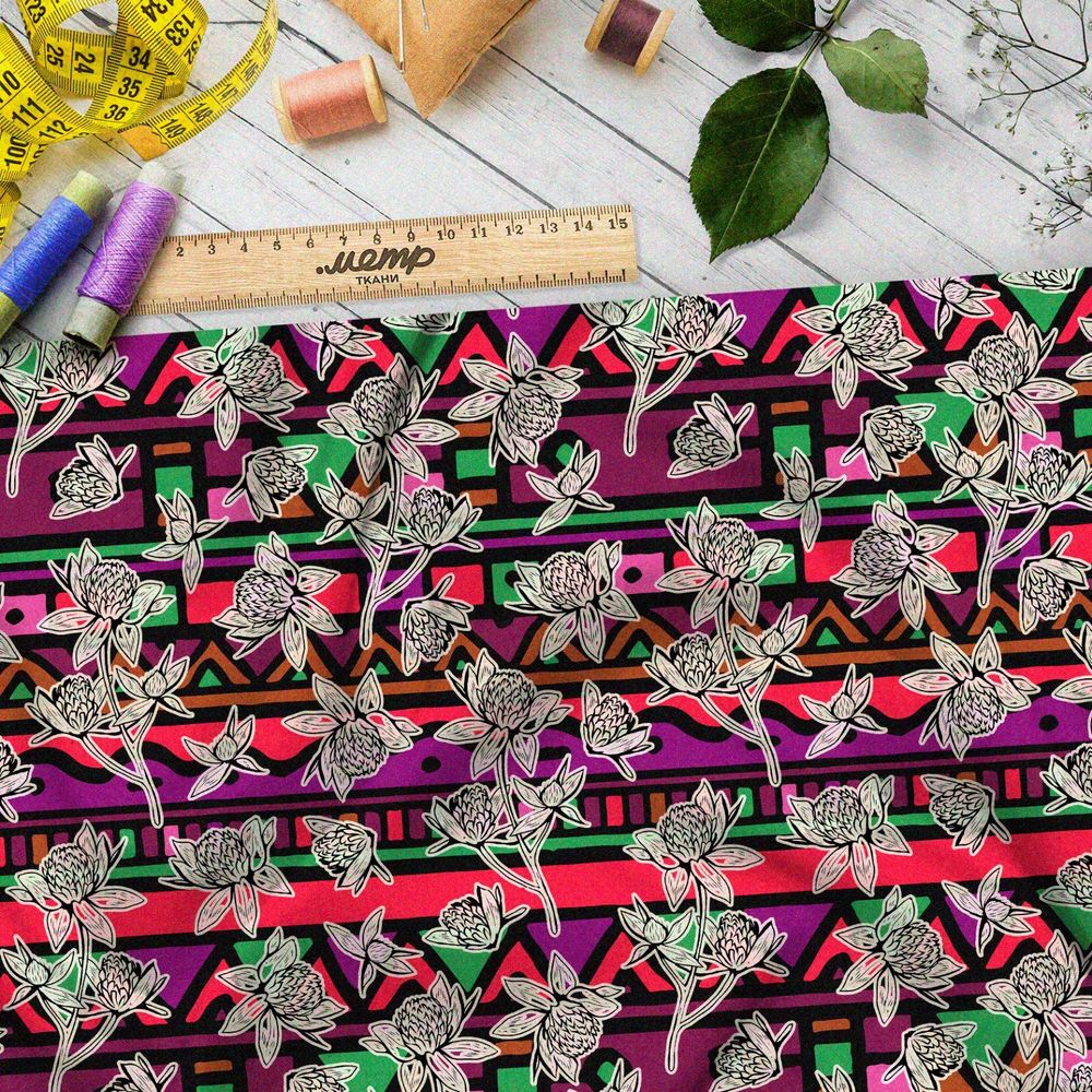 Ткань кулирная гладь эскизы клевера на фоне цветной мозаики