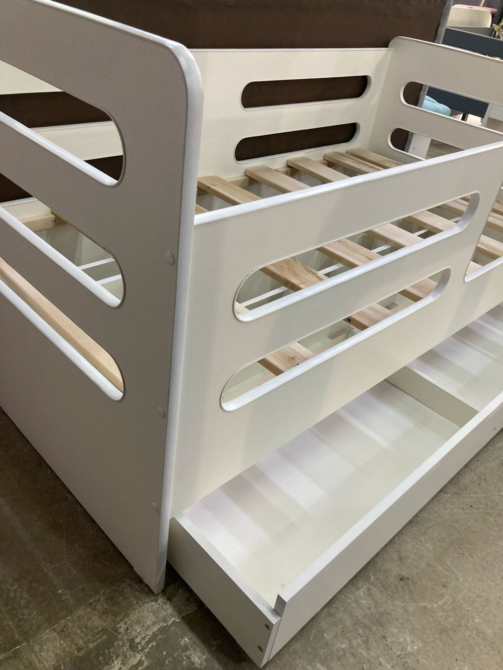 Кровать с ящиком Манеж ЛДСП белый/белый (ладе) 800*1600