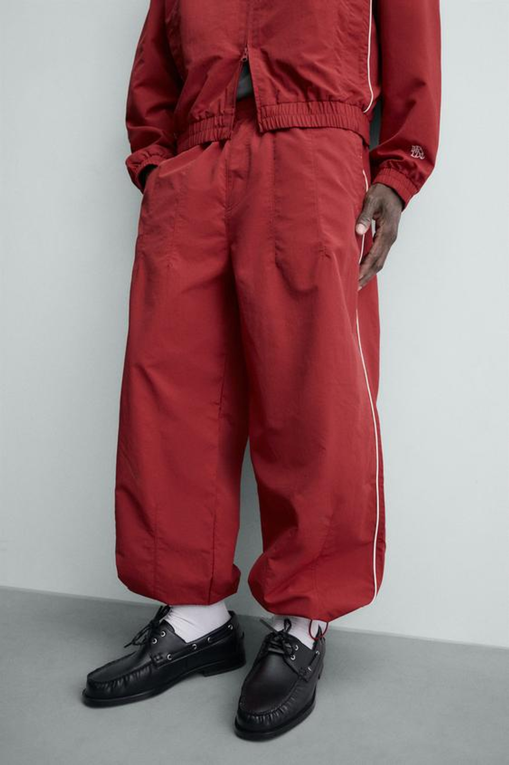 ZARA ДЖОГГЕРЫ ИЗ ВЫСОКОТЕХНОЛОГИЧНОЙ ТКАНИ С КОНТРАСТНЫМИ ПОЛОСАМИ, КРАСНЫЙ