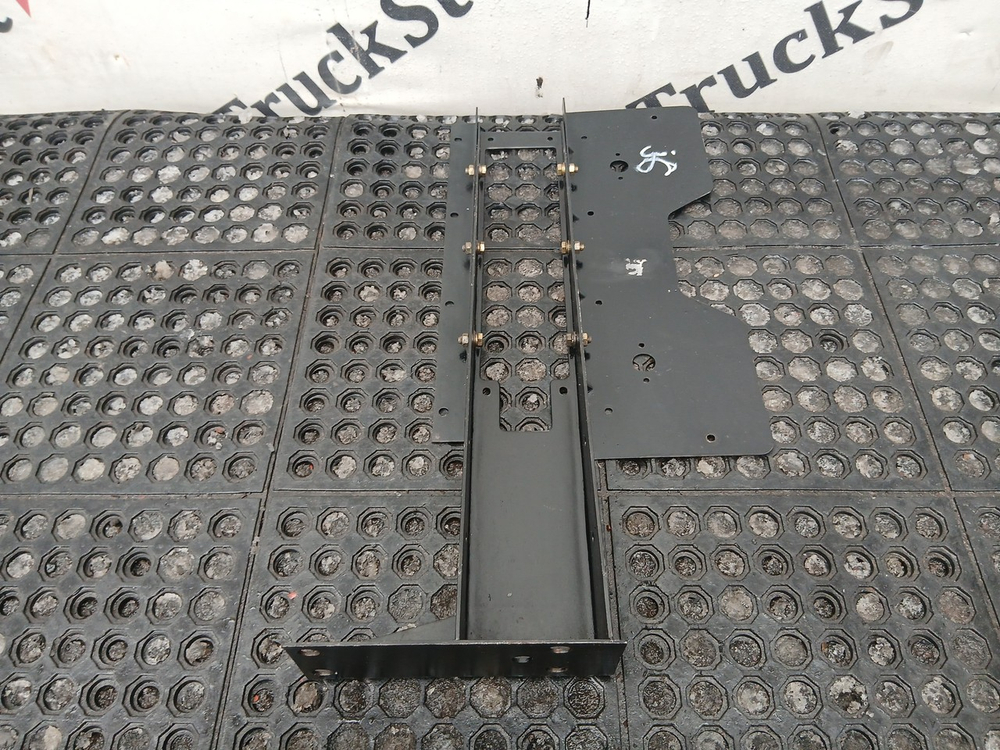 Кронштейн крыла задний левый