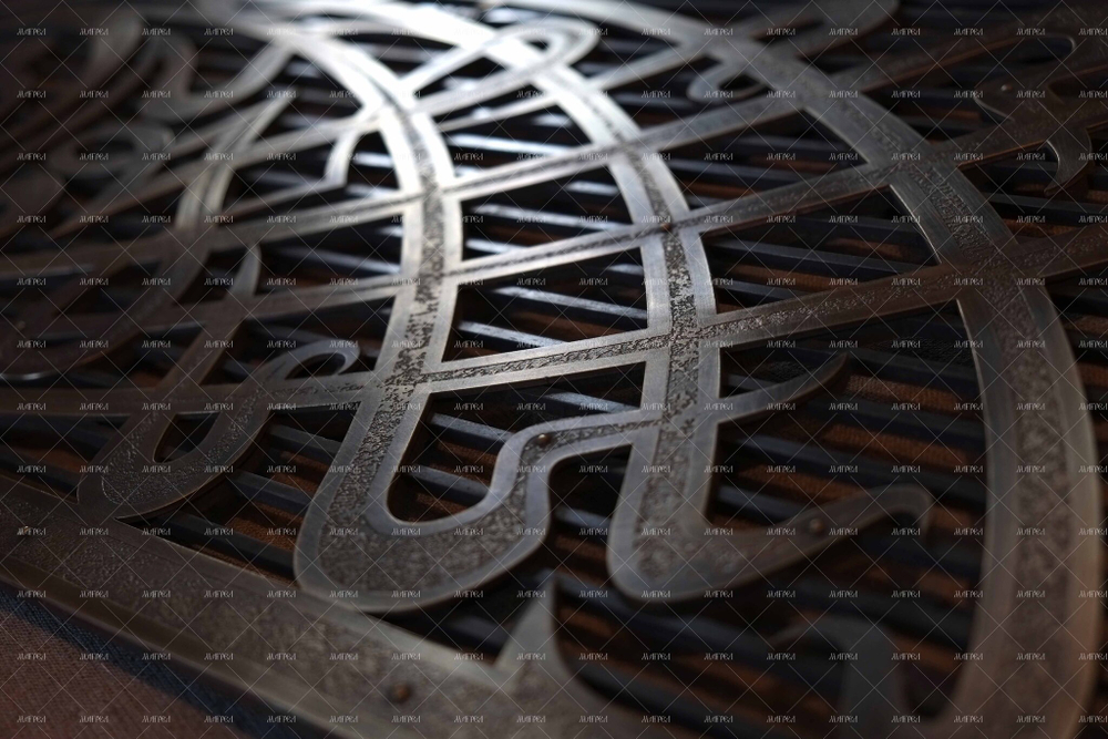 Латунная решетка резная для радиатора отопления напольного