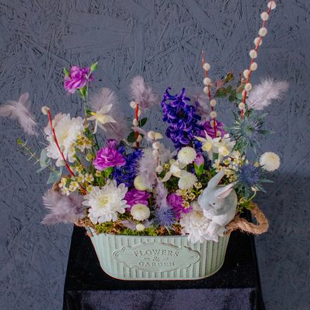 166. Нежная праздничная композиция с гиацинтами и нарциссами