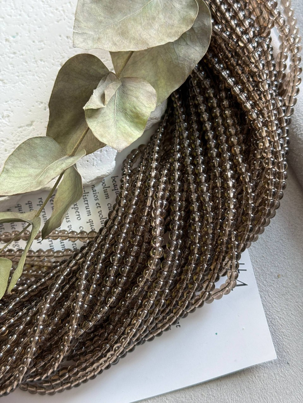 Стеклянные бусины 4 мм, серо-коричневый, нить 37 см