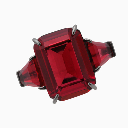 Серебряное кольцо с красным цирконом