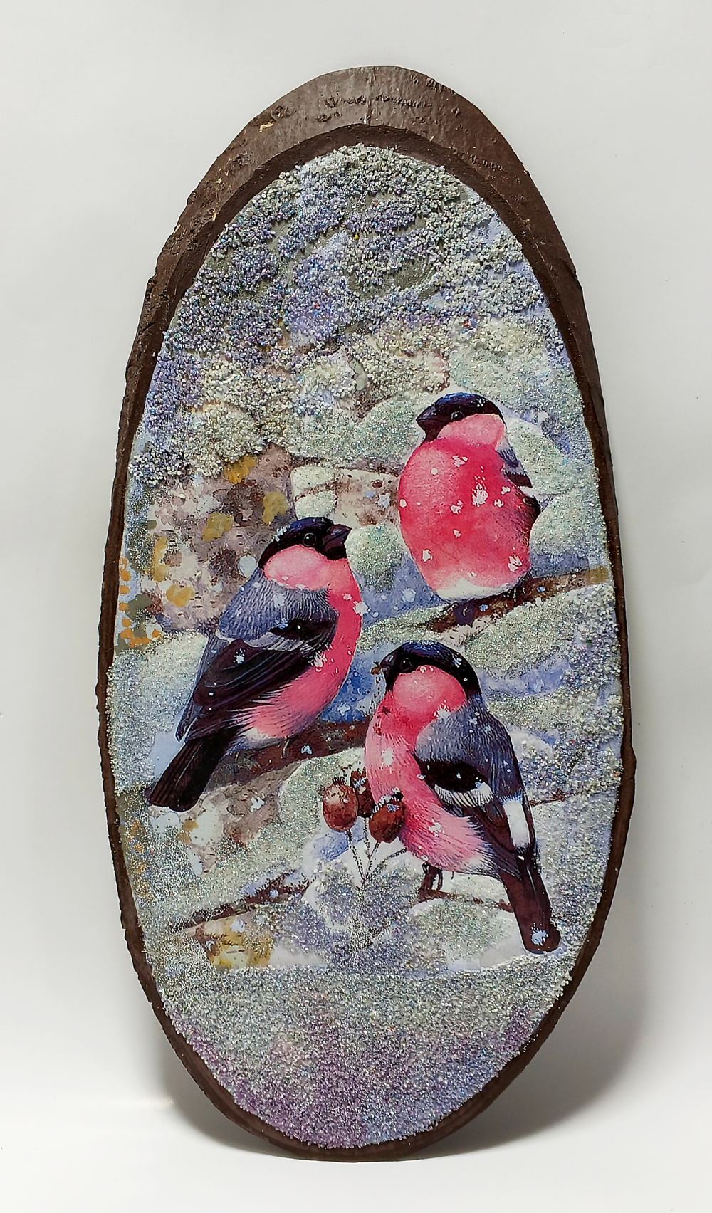Панно на срезе дерева " Снегири " 47-26-3см