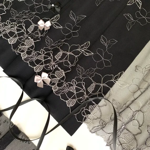 Вышивка на сетке черная/молочная 32 см