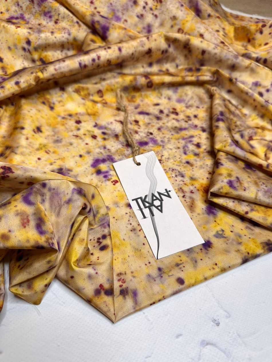 Курточно-плащевая принтованная ткань без пропитки (Altuzarra, 100%полиэстер, Нежно-желтый фон с бежевым/фиолетовые брызги звездного неба, 150, 89 гр/м2)