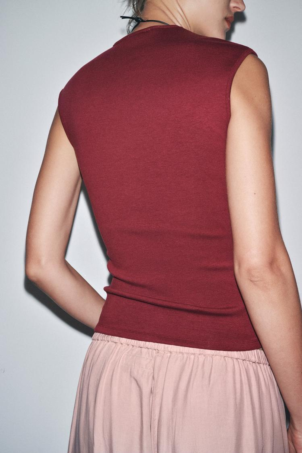 ZARA ФУТБОЛКА ИЗ ЭЛАСТИЧНОЙ ТКАНИ В РУБЧИК, БУРГУНДИ