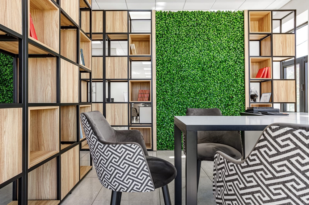 2.23. Вертикальное озеленение офисного пространства искусственной зеленью.