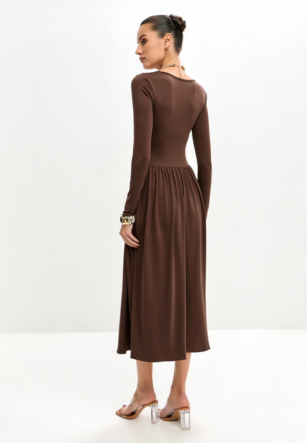 Платье с рукавами и драпировкой