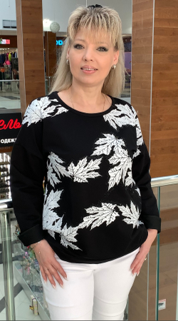 Черный нарядный джемпер с белым принтом