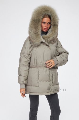 Бежевая объемная куртка с отделкой из меха