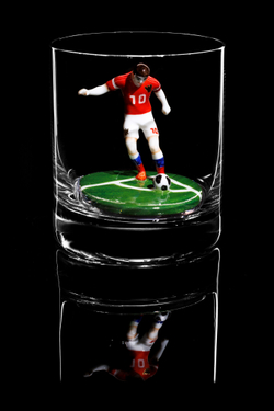 Подарочный набор из двух бокалов для виски в ореховой упаковке. «Футболисты. Два игрока».
