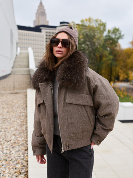 Укороченный шерстяной пуховик с мехом енота