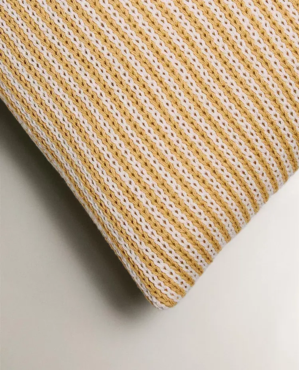 ZARA HOME ДЕТСКАЯ ПОДУШКА С ВЫШИВКОЙ В ВИДЕ БУКВЫ "X", ЖЕЛТЫЙ