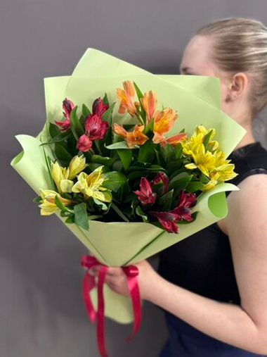 Букет из 5 разноцветных альстромерий