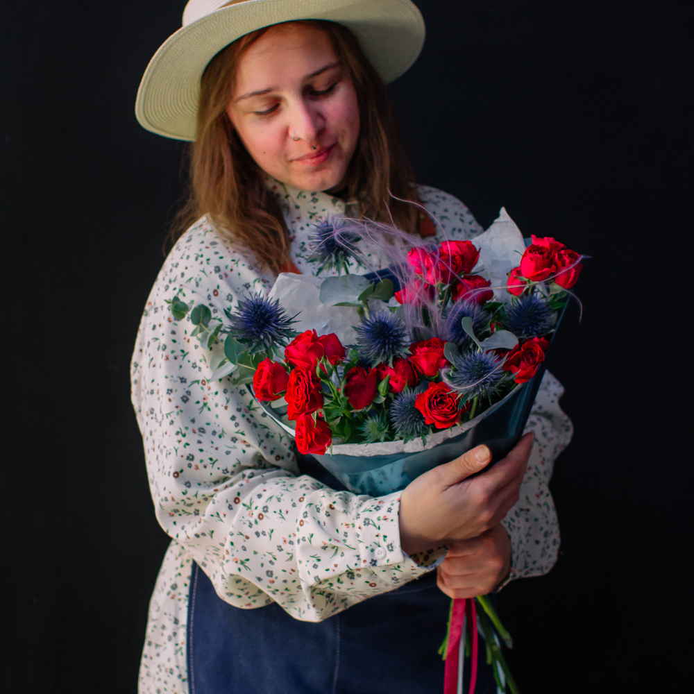 48. Завораживающий дуо-букет с розой и эрингиумом