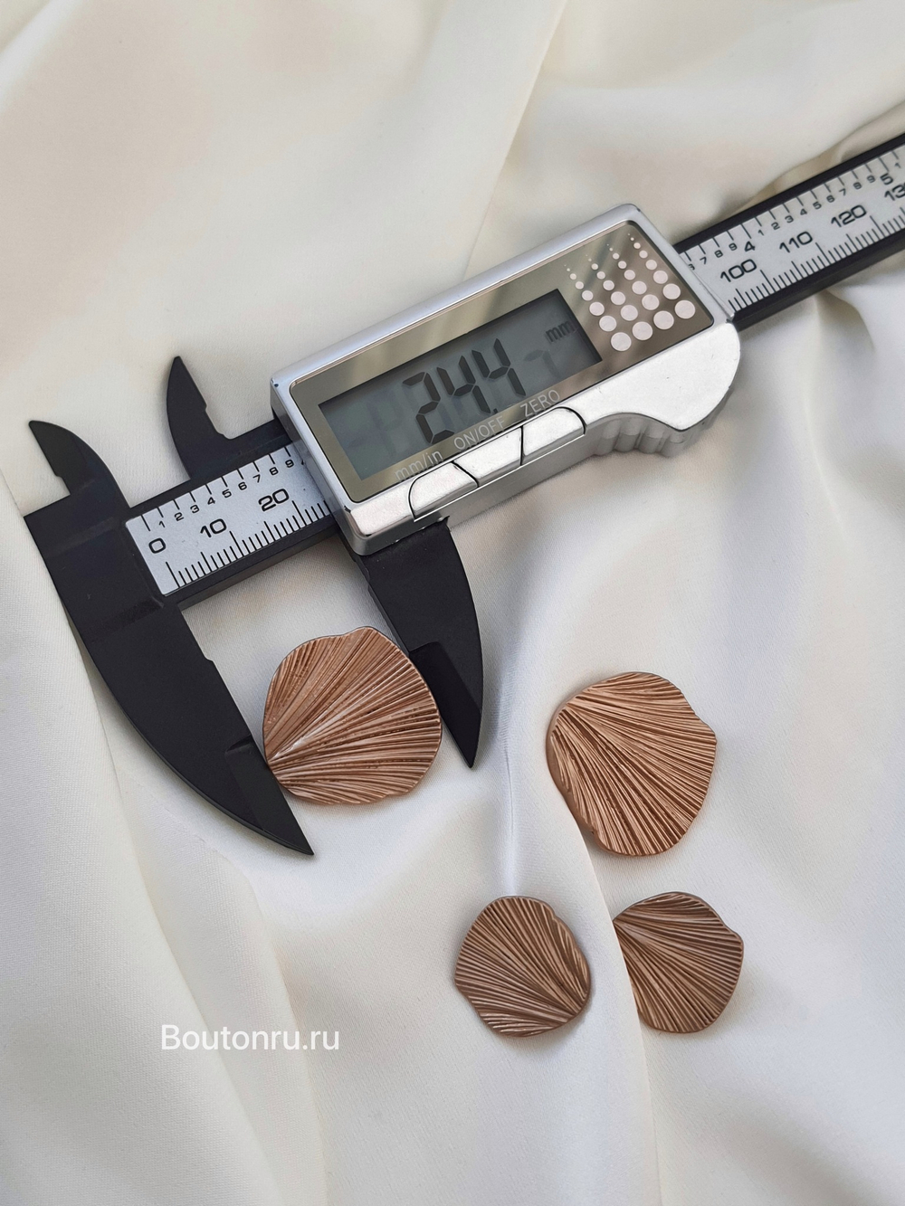 Пуговицы в форме ракушки в матовом золоте