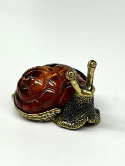 Бронзовая статуэтка на янтаре