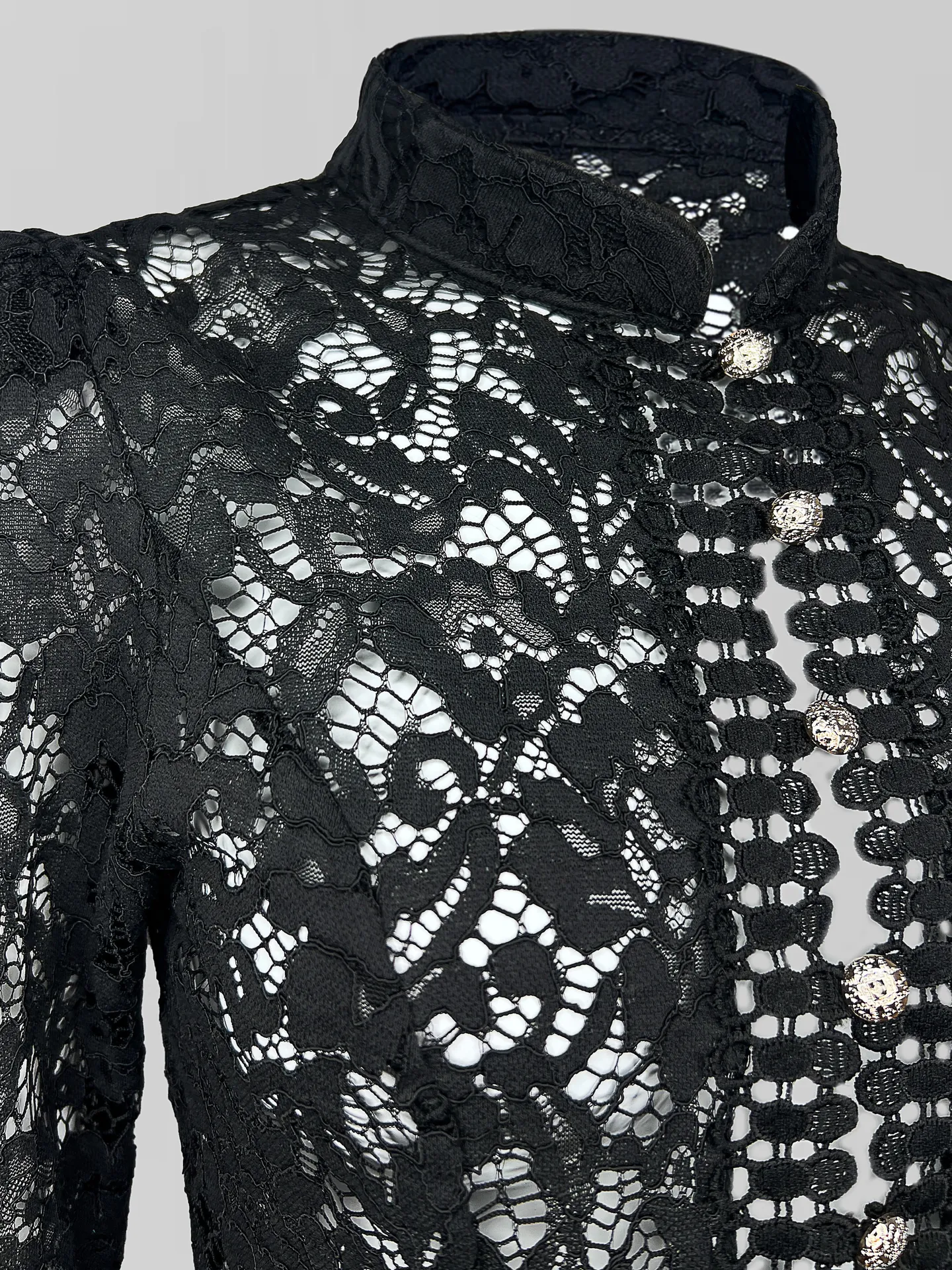 Блузка BD colleсtion однотонная приталенная из гипюра на золотых пуговицах