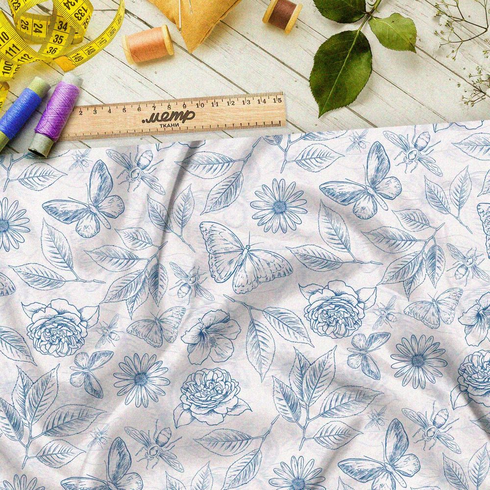 Ткань атлас эскиз синих цветов, листьев и бабочек