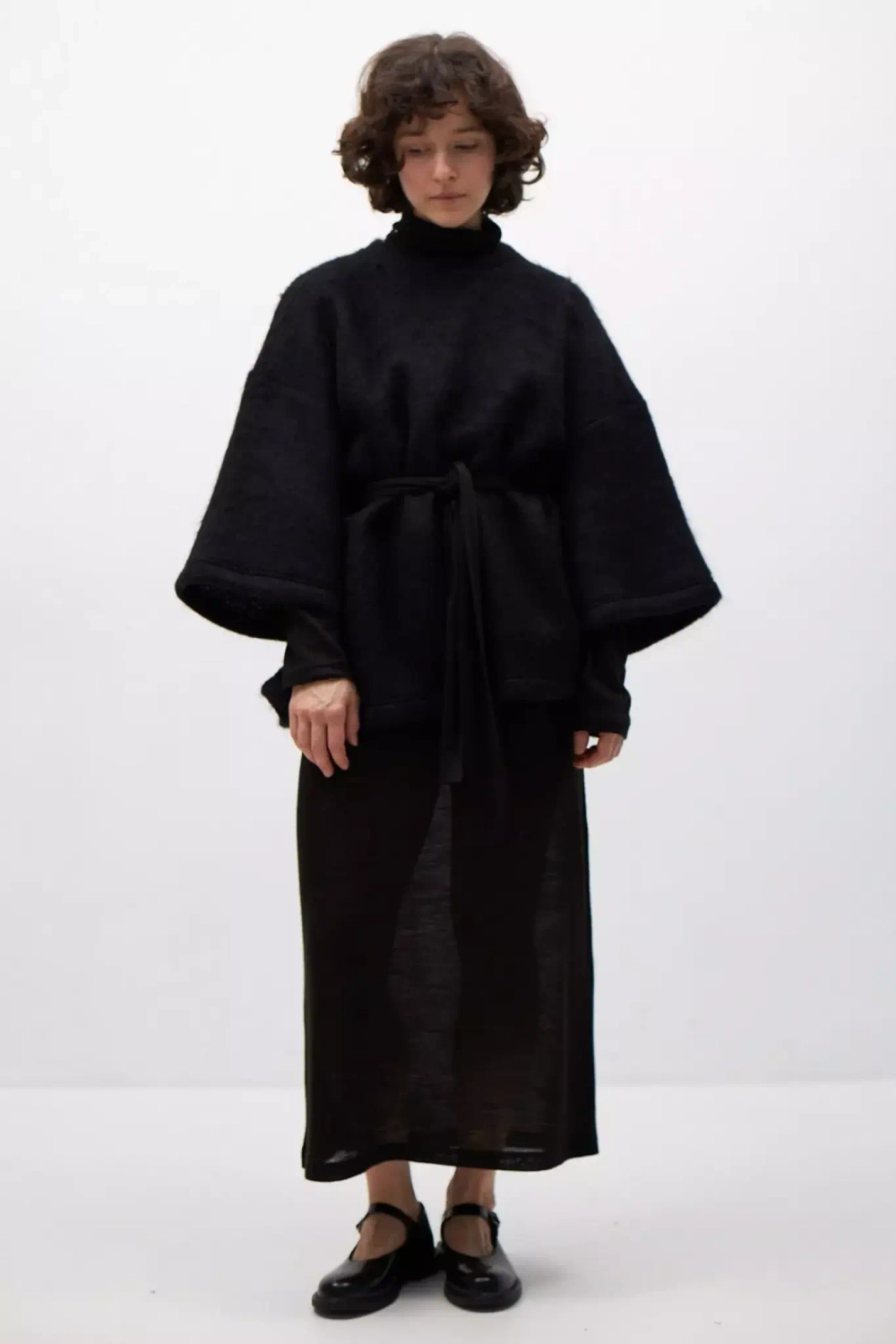 Платье из трикотажа со стойкой черного цвета с поясом