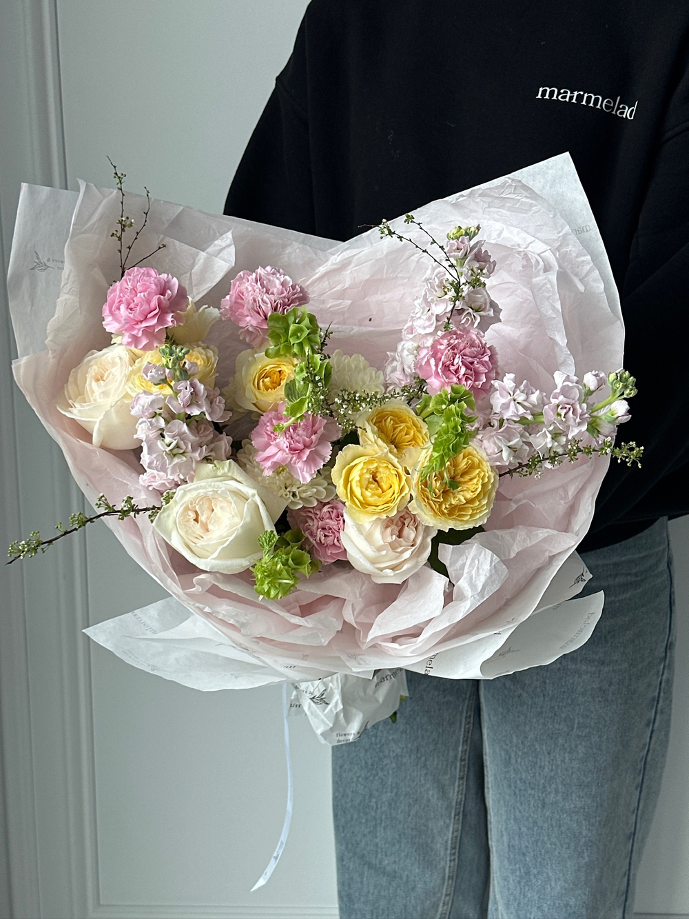 Букет сборный из диантусов, маттиолы, кустовых пионовидных роз и веток спиреи