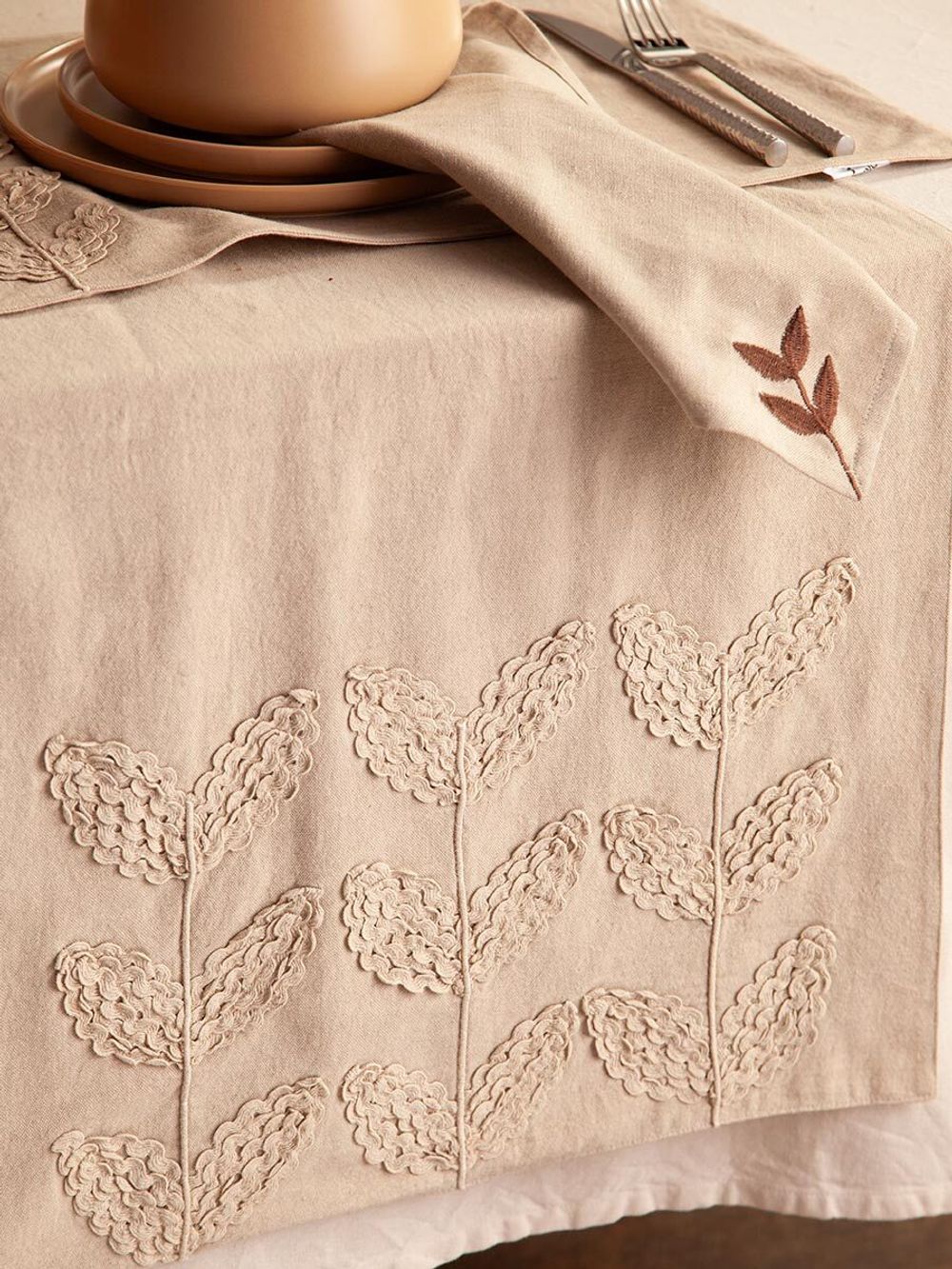 Дорожка на стол Desert leaf из коллекции Essential, 45х150 см