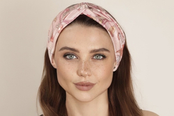 Шелковая повязка для волос Mollen Бутоны розовая