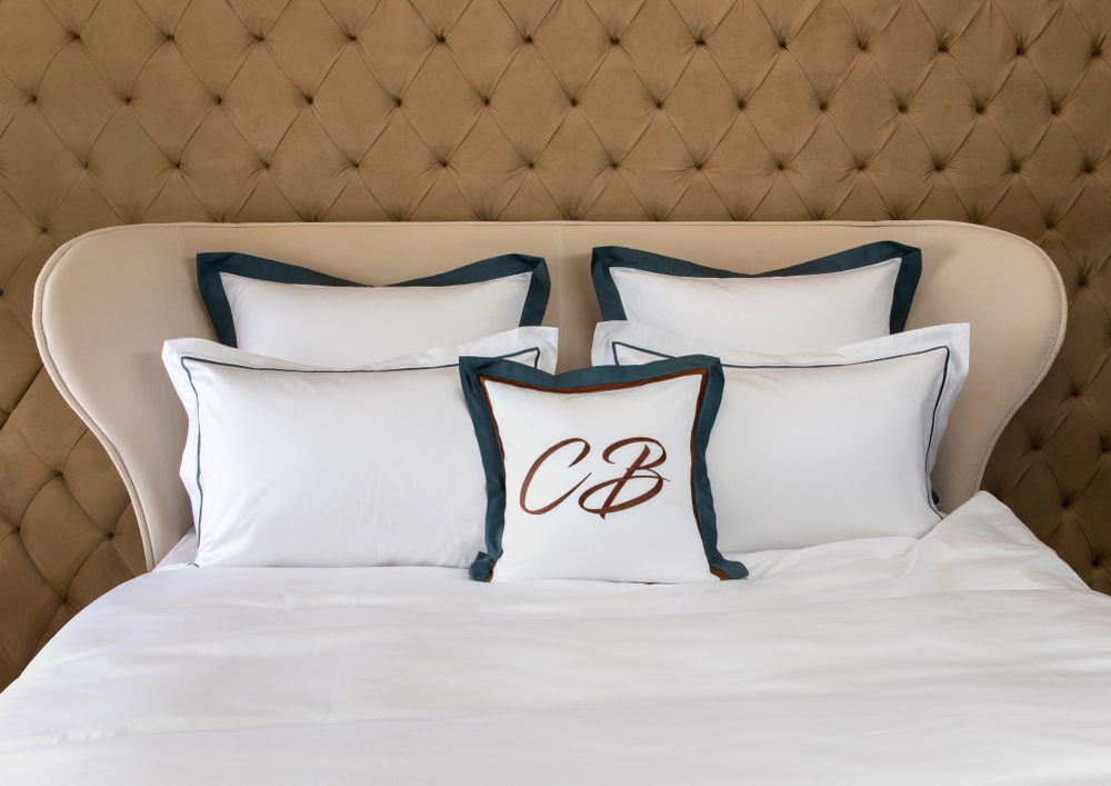 Постельное белье cемейное Сlaire Batiste Atelier Rhone белое с сине-зеленым кантом