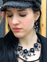 Колье "Цветы" ручной работы из бисера с камнем агат и кристаллами Swarovski