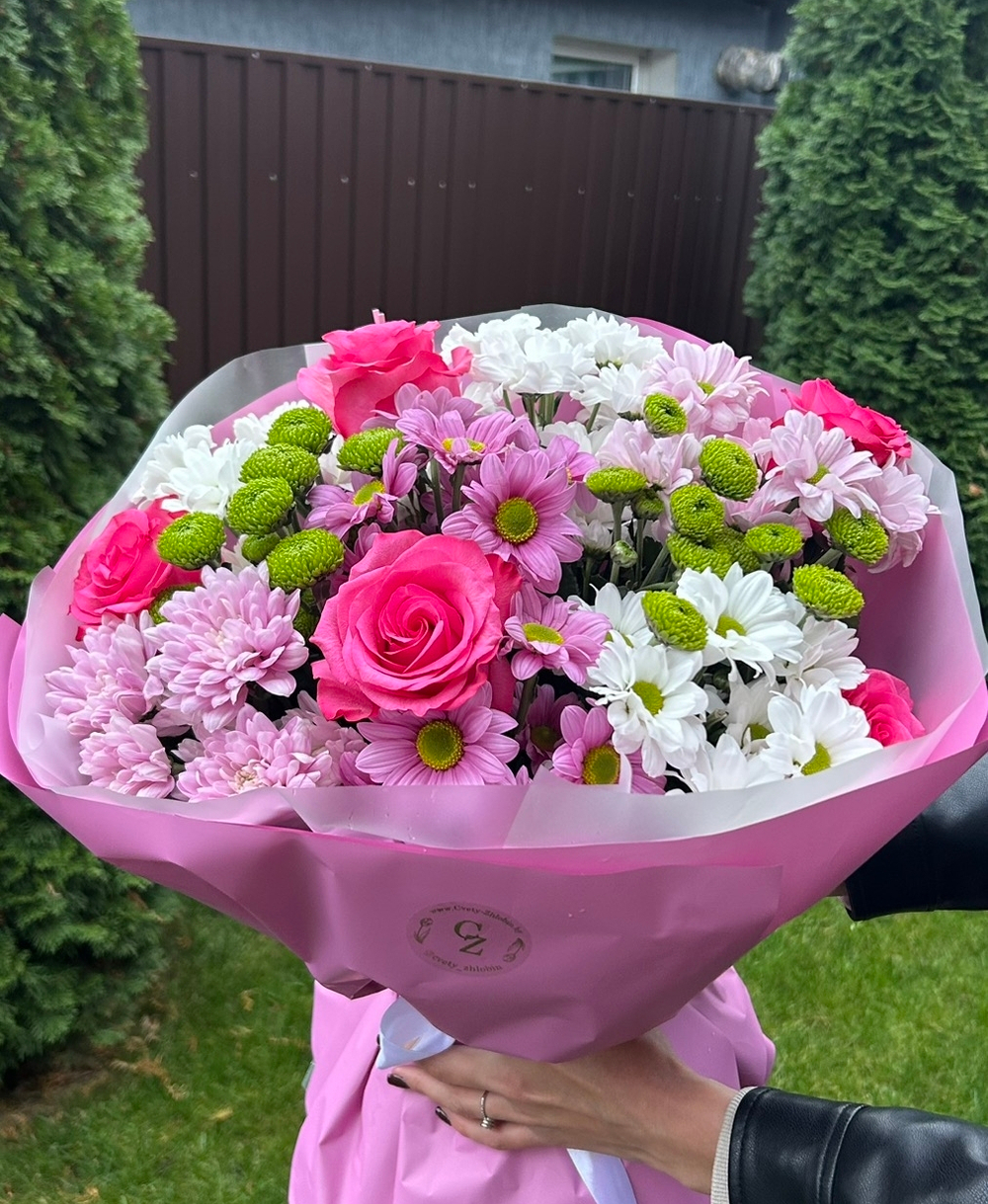 Букет из хризантем и  роз