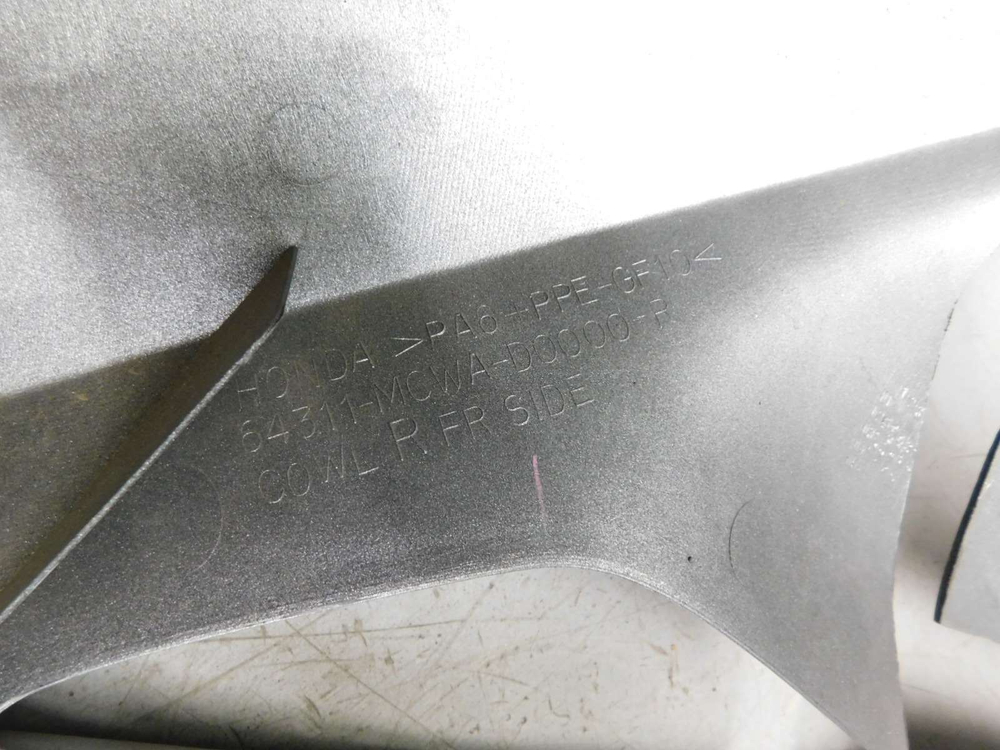 Пластик боковой правый Honda VFR800 2002-2013 64311-MCWA-D0000 031749