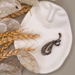 Брошь"Петля с жемчужиной и стразами"