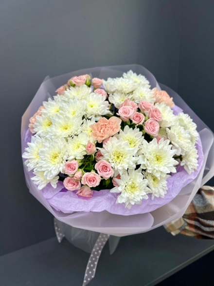 Букет из кустовых роз и хризантемы